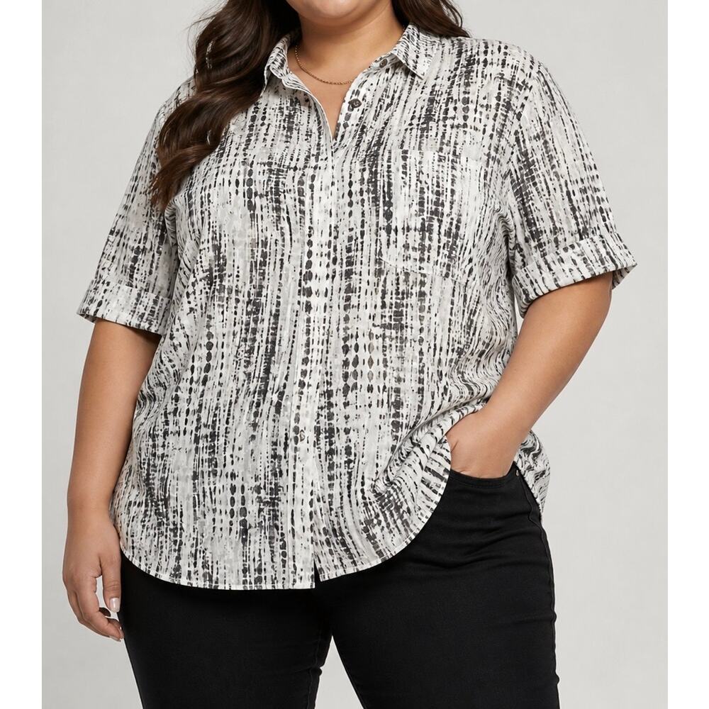 torrid Black and White Short Sleeve Printed Button-Front Top